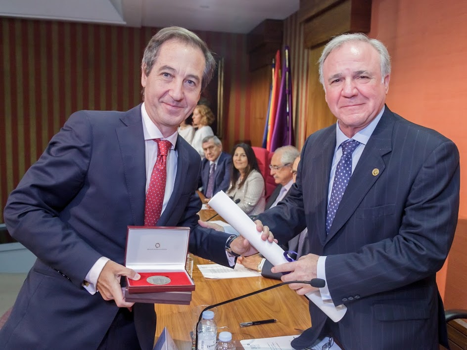 Eduardo Fernández Bustillo, miembro de la junta directiva de ASEFMA, recibe la medalla de honor de la Asociación Española de la Carretera (AEC) de manos del presidente de la entidad, Juan Lazcano | Créditos: AEC 2016.