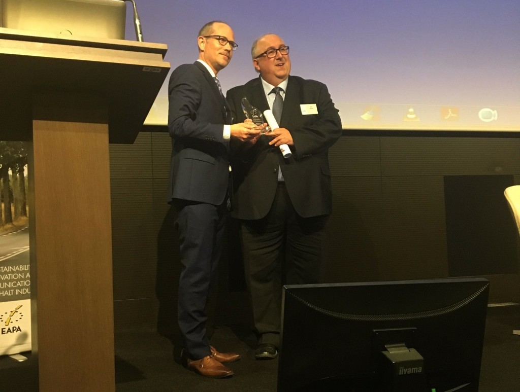Carsten Karcher, director de EAPA, entrega el Premio Defensor del Asfalto 2017 a Horst Erden, jefe de división en J. Rettenmaier & Söhne