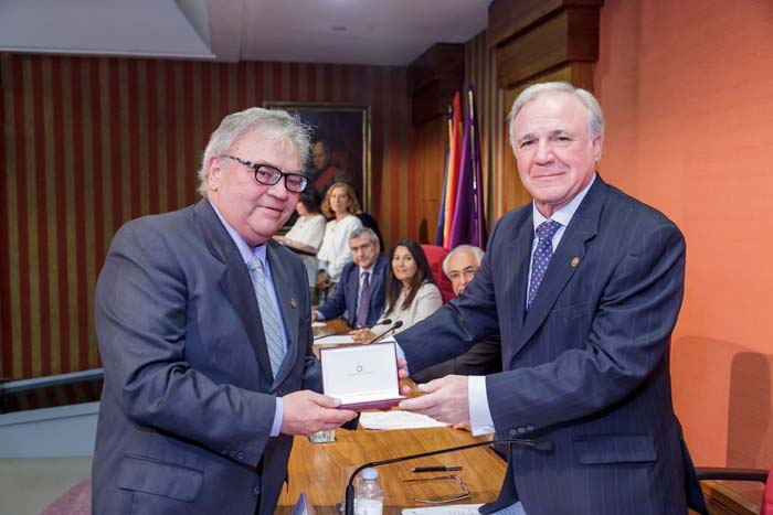 Emilio Jiménez, ex gerente de ASEFMA, recibe la medalla de honor de la Asociación Española de la Carretera (AEC) de manos del presidente de la entidad, Juan Lazcano | Créditos: AEC 2016.