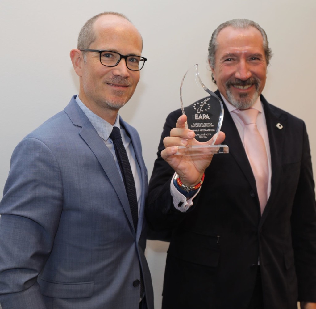 Carsten Karcher, director de EAPA, entrega a Juan José Potti, presidente de ASEFMA, el Premio Defensor del Asfalto 2018.