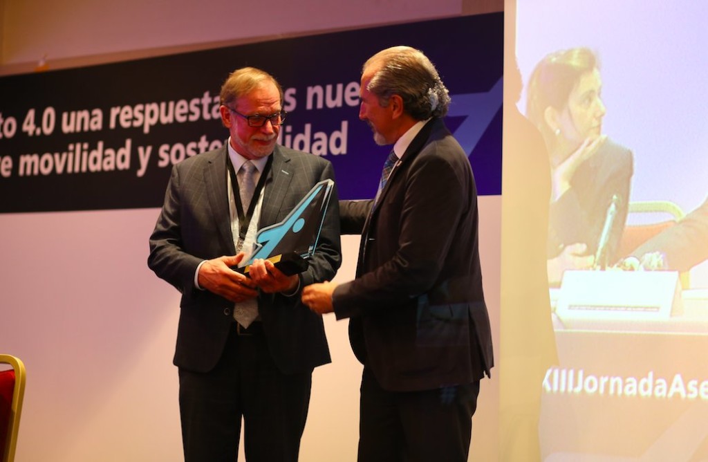 Juan José Potti, presidente de ASEFMA, entrega a Egbert Beuving, secretario general de EAPA, un reconocimiento a su labor internacional.