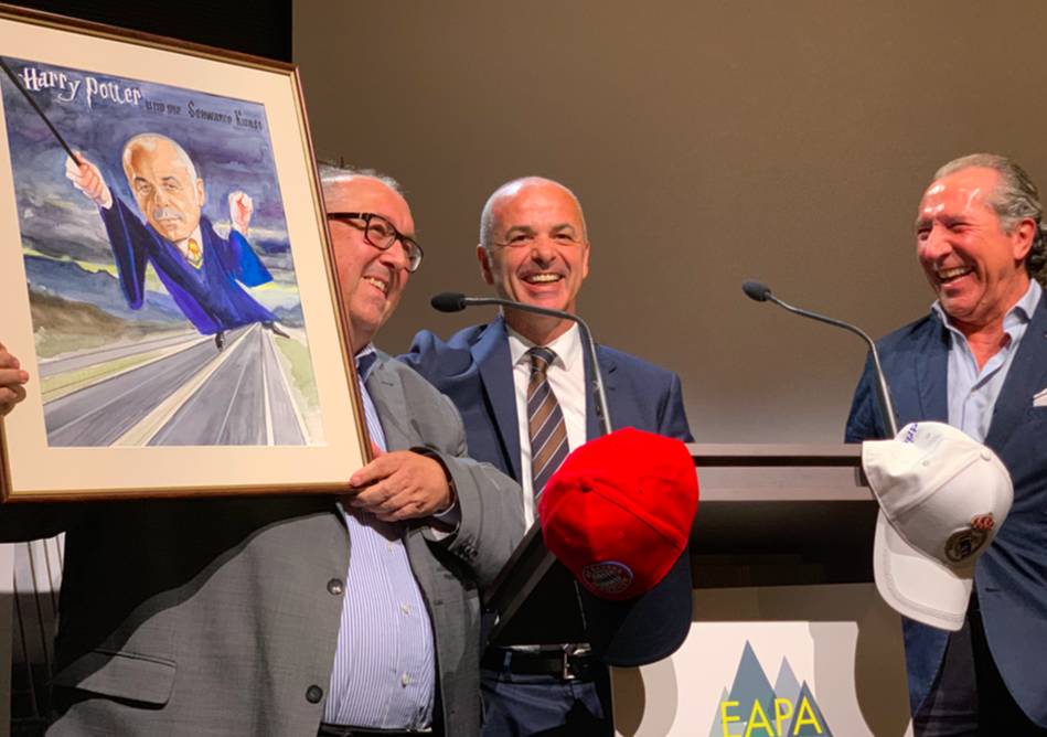 Slovenko Henigman recibe el Premio Defensor del Asfalto 2019 y un detalle de los Defensores del Asfalto 2018 y 2017: Juan José Potti y Horst Erdlen.